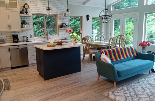North Oyster House | Seaside ESCAPE Private Oceanfront Pet friendly Sleeps 9+ Pool & Hot Tub