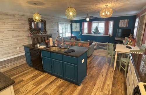 Marthas Vineyard House | “Seaside Gem” 3 Bdrm 2 Bath Pool Home 4.9 STARS!