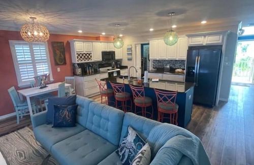 Marthas Vineyard House | “Seaside Gem” 3 Bdrm 2 Bath Pool Home 4.9 STARS!