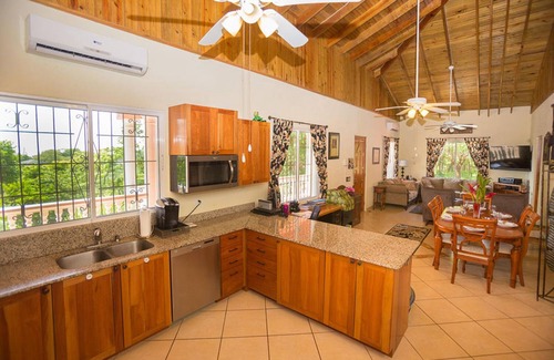 Antoneys Cay Apartment | Seaside Inn: Tortuga-Top floor with Amazing View-Private Pool! West Bay Beach!