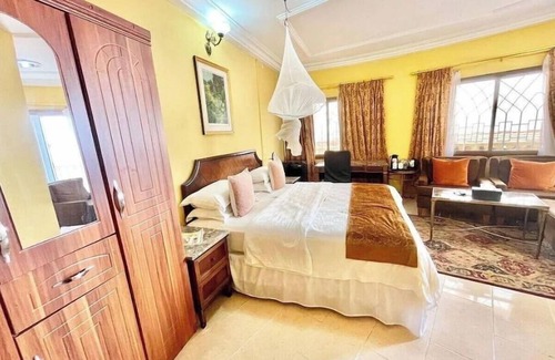 Freetown Hotel | Seaside Suites and Hotel Room #117