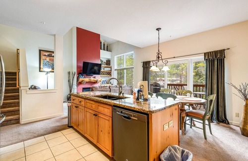Lakeside Village House | Seasons 3BR TH next to Keystone Lake w/free shuttle to slopes and hot tub!