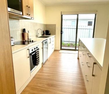 Kingscote House | Seaview on Terry Court