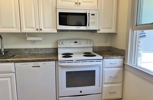 Seaview House | Seaview: Pet-Friendly. Clean and Quiet. Close to beach, market, Ocean Beach.