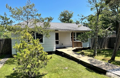 Seaview House | Seaview: Pet-Friendly. Clean and Quiet. Close to beach, market, Ocean Beach.