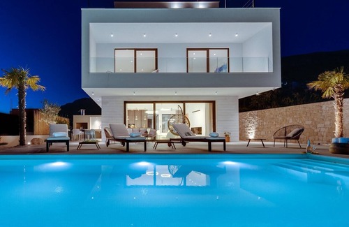 Podstrana Villa | Seaview Villa Nocturno with 4 en-suite bedrooms, private heated 35smq infinity pool with hydromassage and Jacuzzi