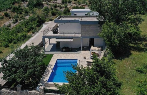 Podostrog Apartment | Seaview Villa with pool Hanja