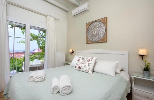 Agios Gordios Apartment | Sebastian's - Garden Sea View Apartment