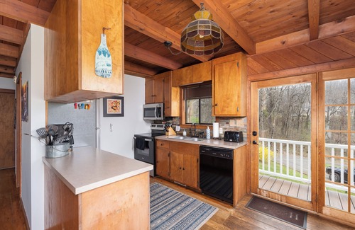 Lovingston Cabin | Secluded Cabin– Pool w/Mountain Views + Trails