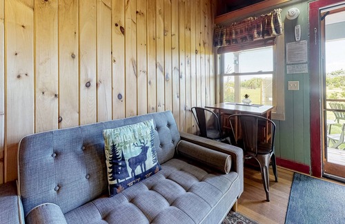 Thornton Cabin | Secluded cabin with WiFi, kitchenette, pool, tennis & firepit
