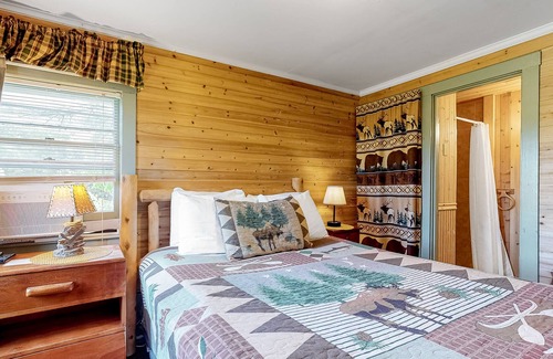 Thornton Cabin | Secluded cabin with WiFi, kitchenette, pool, tennis & firepit