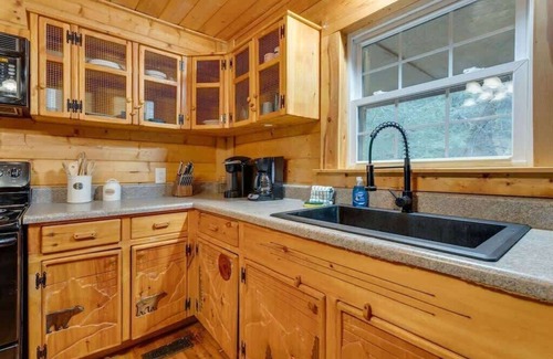 Cosby Cabin | Secluded Cabins Creekside w/Hot Tubs