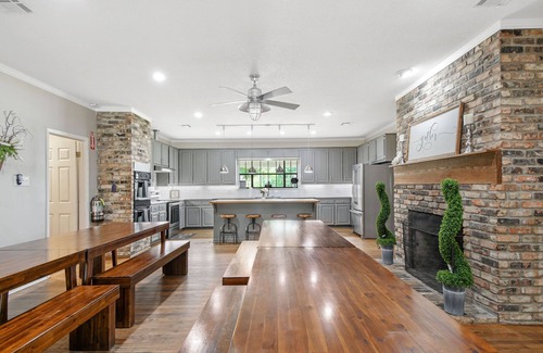 Crawford House | Secluded Country Retreat with Boutique Hotel Vibes plus Pool/Hot Tub sleeps 50+