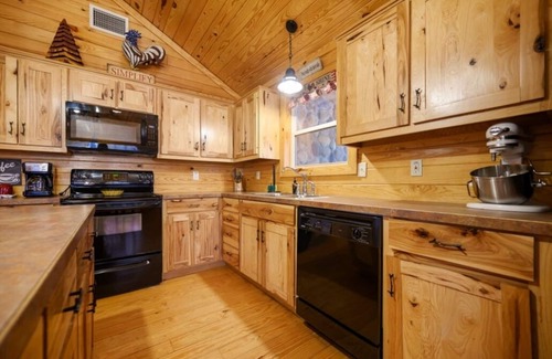 Broken Bow Cabin | Secluded Hochatown Cabin w/Hot Tub, Fire Pit - Sleeps 6 🌲