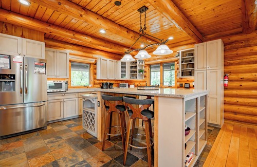 North Glade Hills House | Secluded Luxury Retreat w/Views & Firepit