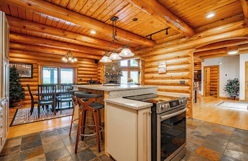 North Glade Hills House | Secluded Luxury Retreat w/Views & Firepit