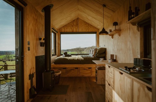 Newcastle-Under-Lyme Cabin | Secluded Off-Grid Woodland Hideaway with Scenic Trails