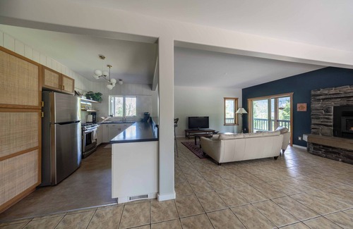 Crescent Valley House | Secluded Retreat near Nelson & Castlegar with Fire Pit, 3 mins from the Beach!