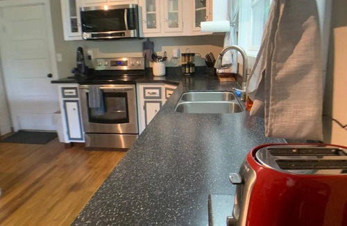 Apple Ridge Cabin | Secluded & Romantic, Blowing Rock, Views, Hot tub - The Red Rover