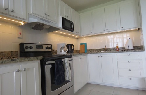 Ocho Rios Apartment | Secluded sea-view apartment 2 mins from beach, WiFi, 24hr security
