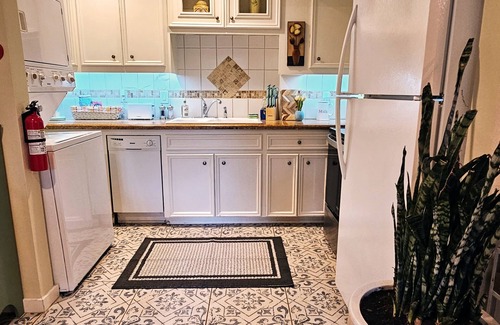 Houston Heights Cottage | Secluded Two-Story Country Style Loft with Balcony & Free Parking in The Heights
