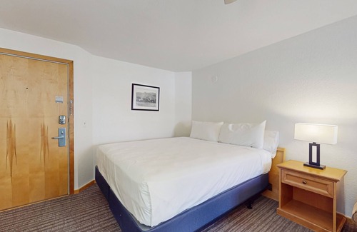 West End Cabin | Second-floor room on Main St - pool & hot tub - walk to lifts, dog-friendly