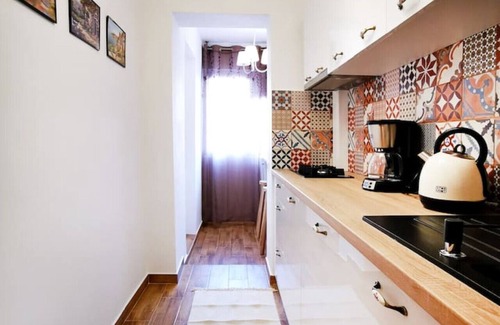 Sector 4 Apartment | Sector 4 Charming Studio Apartment near Metro & Sun Plaza Mall