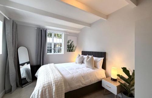 Claremont Apartment | Secure & Central, Modern Flatlet