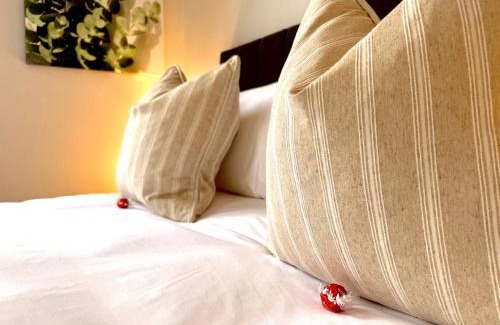 Claremont Apartment | Secure & Central, Modern Flatlet