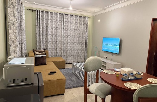 Kampala Apartment | Secure Home: Free WiFi&Washer, 10min to Acacia Mall, 15min to City Centre.