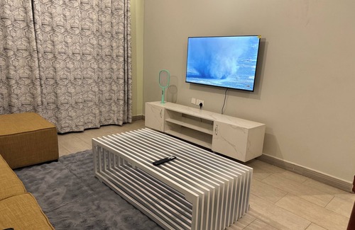 Kampala Apartment | Secure Home: Free WiFi&Washer, 10min to Acacia Mall, 15min to City Centre.