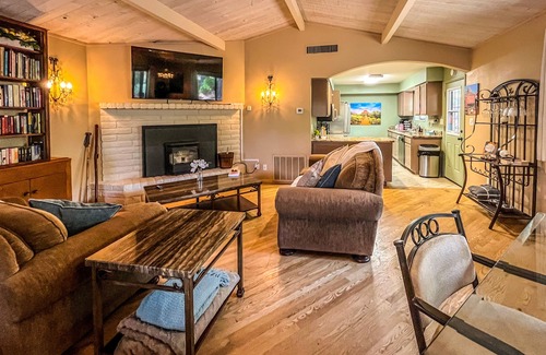 Sedona Cabin | Sedona Perfect! Charming Guest House on 5 Acre Gated Estate boardering Oak Creek