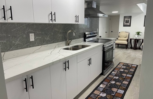 Kitchener House | See Plaza and 15 minutes to Golf course,Waterloo Uni,College,401, 1 hr to CN