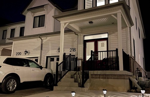 Kitchener House | See Plaza and 15 minutes to Golf course,Waterloo Uni,College,401, 1 hr to CN