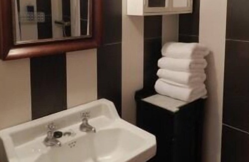 Avinyonet de Puigventos Cottage | Self catering Can Barraca for 5 people