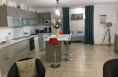 L'Ile-Rousse Apartment | Self-contained 75 m2 apartment on the ground floor of a villa, air-conditioned, seafront