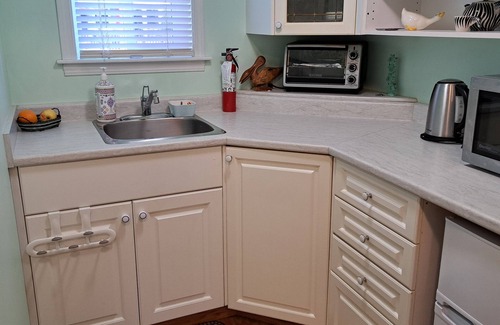 Courtenay Cottage | Self-contained private tiny Cottage near downtown Courtenay. LGBTQ+ friendly.