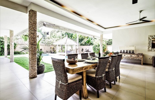 Banjar Semer Villa | Seminyak 3BR Pool Villa & Lounger