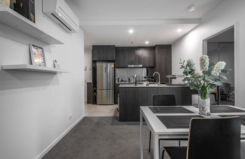 Belconnen Apartment | Sensational City and Lake View Delight - Belconnen