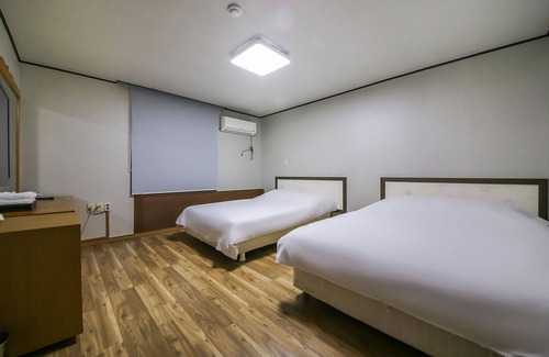 Songsan-dong Hotel | Seogwipo Shinsegye Hotel