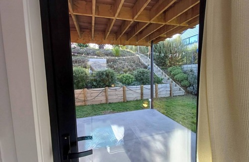 Lowburn House | Separate access bedroom + ensuite in Pisa Moorings 300m from lake/Dunstan Trail