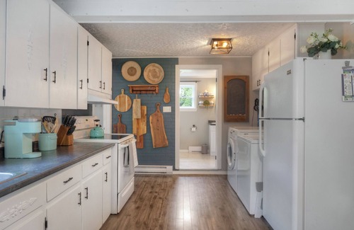 Queens House | Sept Availability! Steps to Medway River