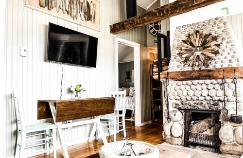Queensland House | SEPT AVAILABILITY! Fire Pit/Steps to Beach