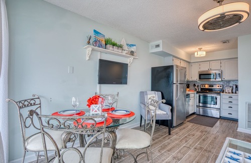 Garden City Condo | Sept special-Pool-Steps to Beach & Pier-Pet friendly-6 guests-Wifi-cable