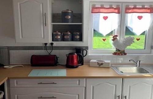 Rouelle Cottage | 'SERENDIPITY' Charming 2-bedroom cottage in lovely Domfront en Poiraie with WiFi