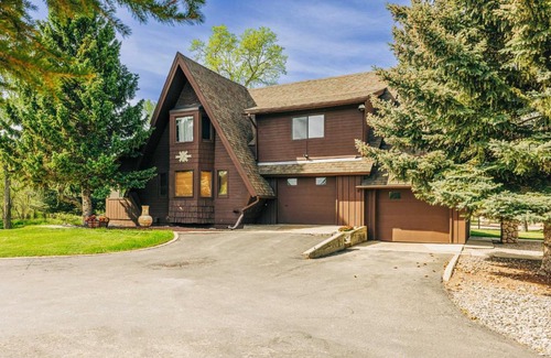 Sheridan House | Serene Creekside Sheridan Getaway Mountain Views!