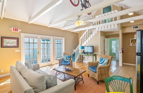 Old Town Condo | Serene dog-friendly haven with pool access, central AC, & walkable locale