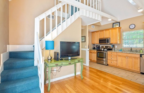 Old Town Condo | Serene dog-friendly haven with pool access, central AC, & walkable locale