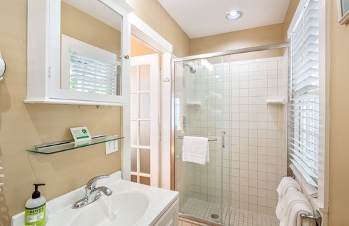 Old Town Condo | Serene dog-friendly haven with pool access, central AC, & walkable locale