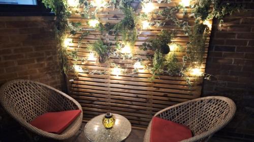 Riverside Apartment | Serene Garden Flat - Steps from Tower Bridge